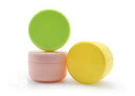 A variedade colore o uso grande do dia a dia da boca dos recipientes cosméticos vazios