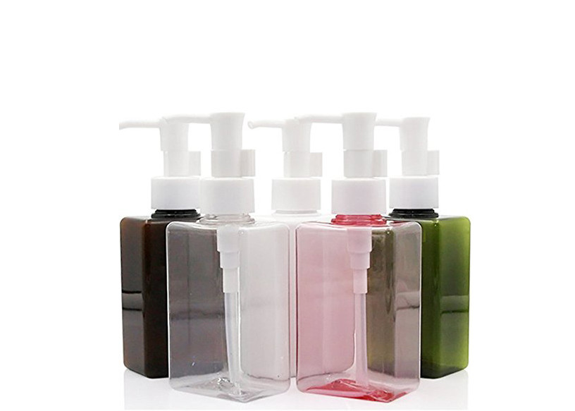 As várias cores esvaziam garrafas da bomba da espuma para o condicionador dos detergentes do champô