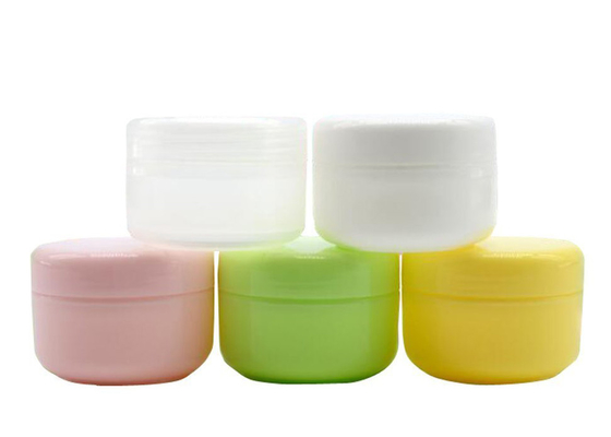 A variedade colore o uso grande do dia a dia da boca dos recipientes cosméticos vazios
