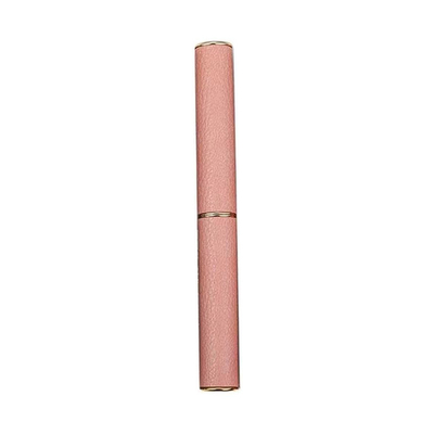 Tubo de batom de couro fino com várias cores e uma sensação de couro que parece de ponta