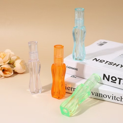 Fábrica 4g Tubo de batom de boca redonda vazia com fecho de parafuso de vedação de borracha Tubo de bálsamo labial de plástico para embalagens de recipientes cosméticos