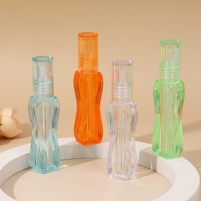 Fábrica 4g Tubo de batom de boca redonda vazia com fecho de parafuso de vedação de borracha Tubo de bálsamo labial de plástico para embalagens de recipientes cosméticos