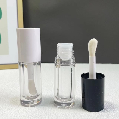 Função Gloss de lábio embalado em quadrado metálico cosmético com gradiente e varinhas