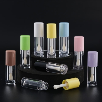 Função Gloss de lábio embalado em quadrado metálico cosmético com gradiente e varinhas