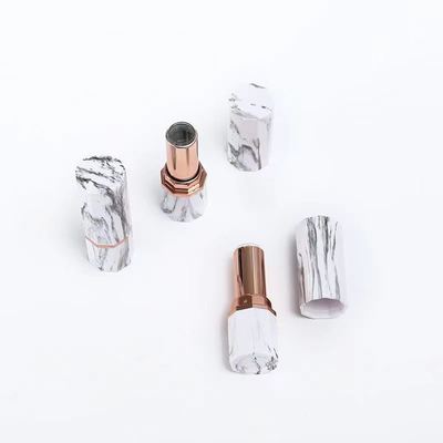 Tubo de brilho labial preto com logotipo personalizado com fecho de tampa de parafuso Caixa preta