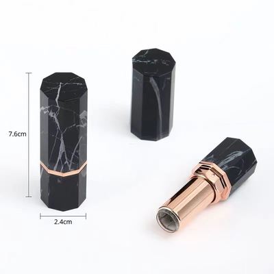 Tubo de brilho labial preto com logotipo personalizado com fecho de tampa de parafuso Caixa preta