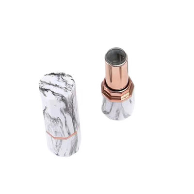 embalagem cosmética em mini-contenedor com tubo de batom torcível