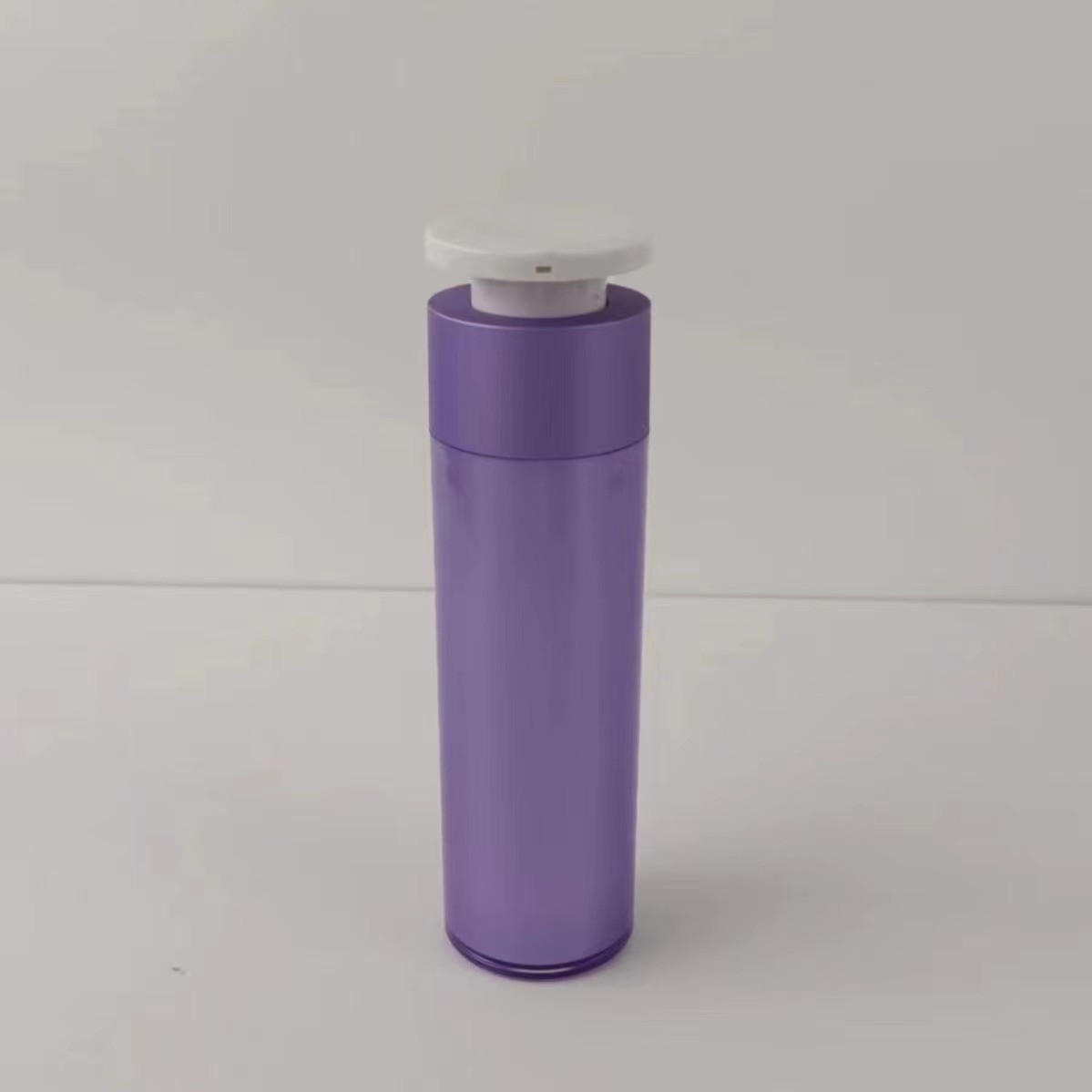 Garrafa de plástico de plástico roxo com bomba de pressão branca