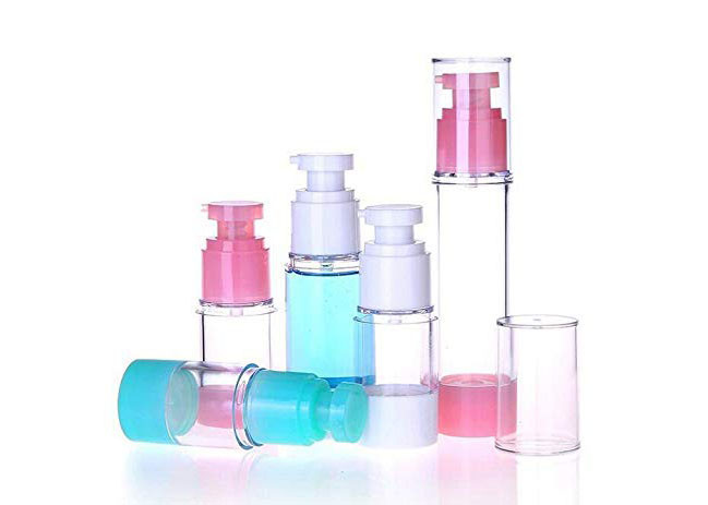 A variedade colore garrafas cosméticas brancas azuis da bomba do rosa mal ventilado das garrafas da loção