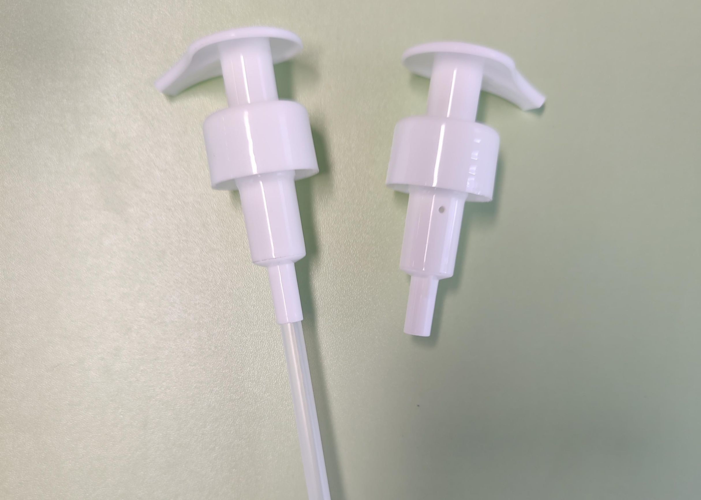 Pomba de plástico de excelente qualidade 24/28mm com fechadura à esquerda e à direita para líquido de loção e creme